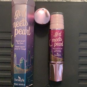 Discontinued Benefit - Girl meets pearl glow